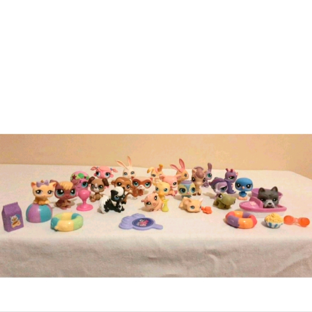 Littlest Petshop lot and accessories